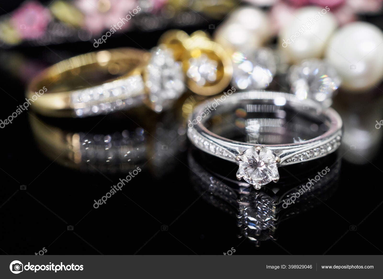 Luxury Jewelry Diamond Rings Reflection Black Background — Stock