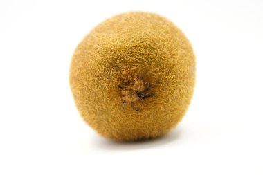 Beyaz arkaplanda yalıtılmış Kivi meyvesi