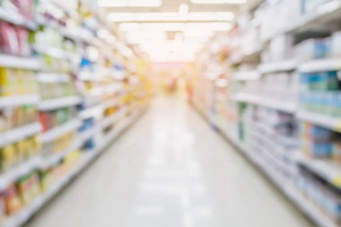 Arkaplan için boş süpermarket koridoru ve rafları bulanık