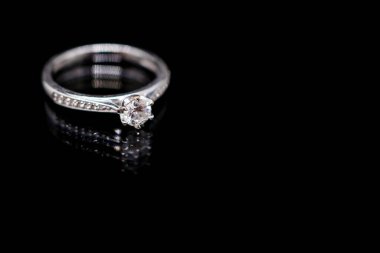 Siyah arkaplandaki mücevher yüzüğünü kapatır mısın?