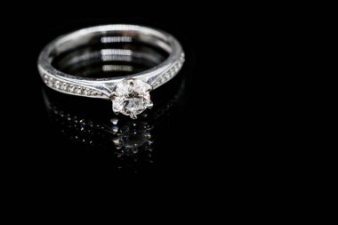 Siyah arkaplandaki mücevher yüzüğünü kapatır mısın?