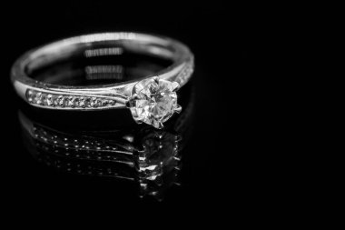 Siyah arkaplandaki mücevher yüzüğünü kapatır mısın?