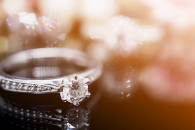 Siyah arka planda yansıması olan lüks mücevher yüzükleri.