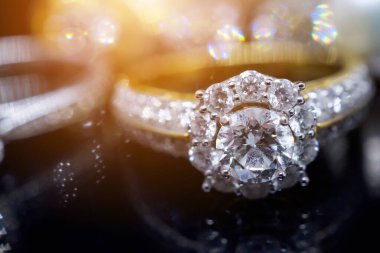 Siyah arka planda yansıması olan lüks mücevher yüzükleri.