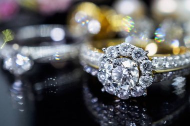 Siyah arka planda yansıması olan lüks mücevher yüzükleri.