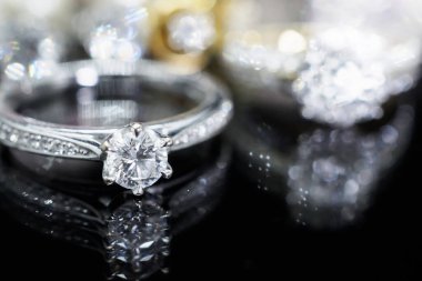 Siyah arka planda yansıması olan lüks mücevher yüzükleri.