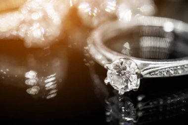 Siyah arka planda yansıması olan lüks mücevher yüzükleri.