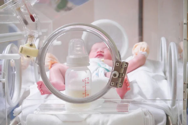 Neugeborenes Mädchen Mit Milchflasche Brutkasten Kreißsaal Des Krankenhauses — Stockfoto