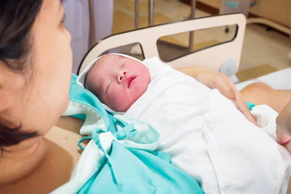 Madre Feliz Bebé Recién Nacido Después Del Parto Hospital — Foto de Stock