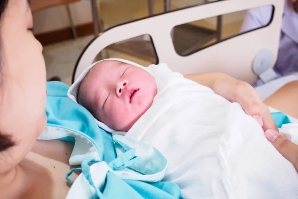 Madre Feliz Bebé Recién Nacido Después Del Parto Hospital — Foto de Stock