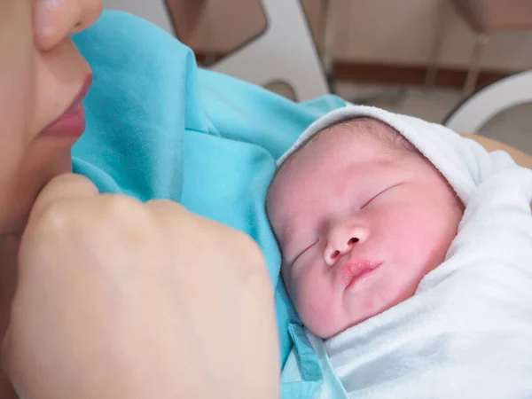Счастливая Мать Новорожденный Ребенок После Родов Больнице — стоковое фото