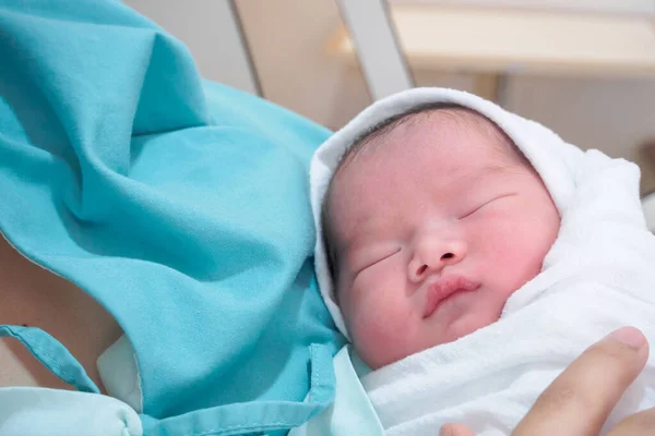 Bebé Recién Nacido Niña Asiática En El Hospital Fotos, retratos, imágenes y  fotografía de archivo libres de derecho. Image 22503789