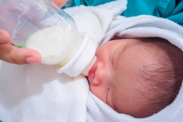 哺乳瓶から新生児を食べる母親 — ストック写真