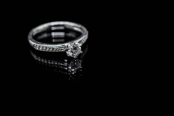Közelkép Ékszerek Gyémánt Gyűrű Fekete Háttér Val Elmélkedés — Stock Fotó