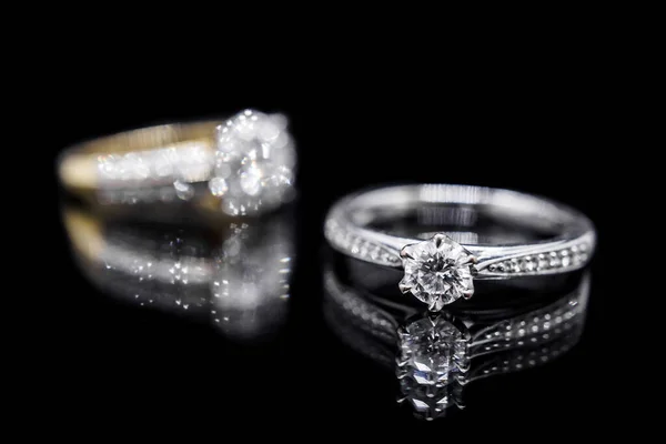 Fermer Bijoux Bague Diamant Sur Fond Noir Avec Réflexion — Photo