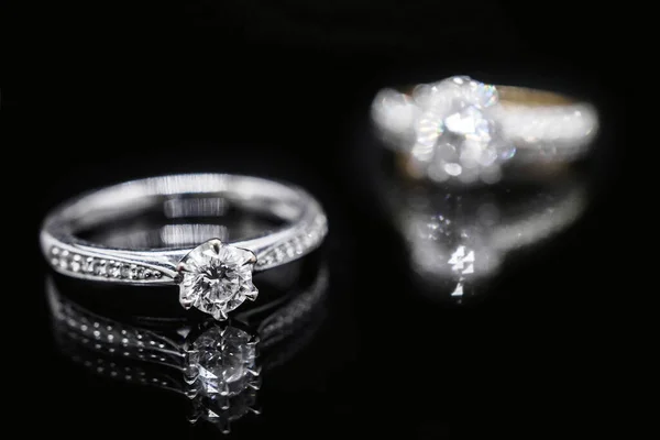 Anillo Diamantes Joyería Cerca Sobre Fondo Negro Con Reflejo — Foto de Stock