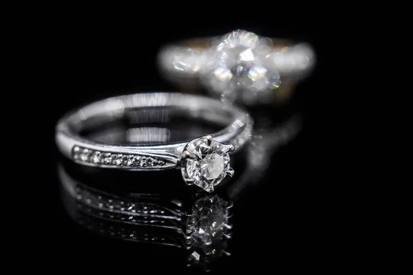 Siyah Arkaplandaki Mücevher Yüzüğünü Kapatır Mısın — Stok fotoğraf