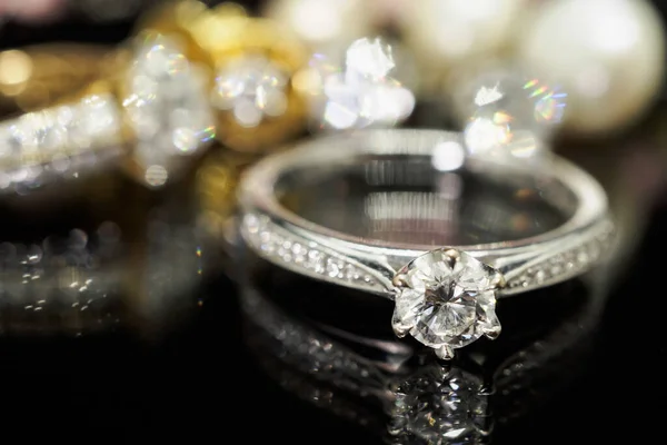 Luxo Jóias Anéis Diamante Com Reflexão Sobre Fundo Preto — Fotografia de Stock