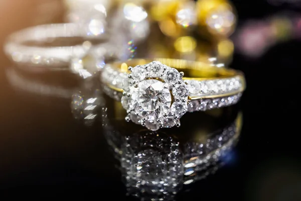 Lyx Smycken Diamant Ringar Med Reflektion Över Svart Bakgrund — Stockfoto