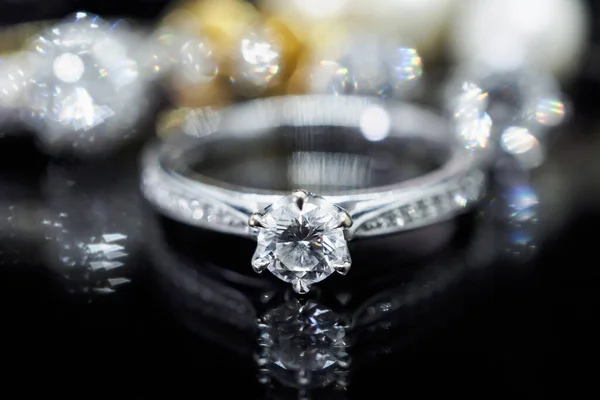 Luxus Ékszerek Gyémánt Gyűrűk Tükröződik Fekete Háttér — Stock Fotó