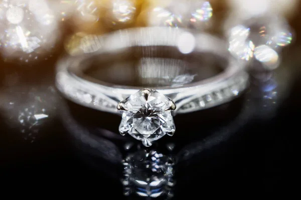 黑色背景反射的豪华珠宝钻石戒指 — 图库照片