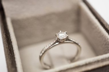 Lüks nikah yüzüğünü mücevher kutusuna koy.