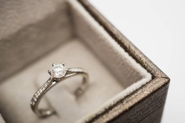 Lüks nikah yüzüğünü mücevher kutusuna koy.