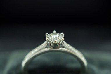 Lüks nikah yüzüğünü mücevher kutusuna koy.