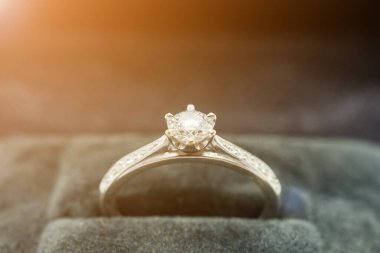 Lüks nikah yüzüğünü mücevher kutusuna koy.