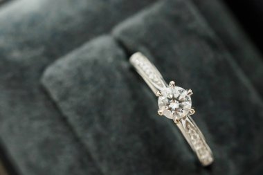 Lüks nikah yüzüğünü mücevher kutusuna koy.