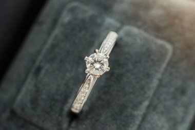 Lüks nikah yüzüğünü mücevher kutusuna koy.