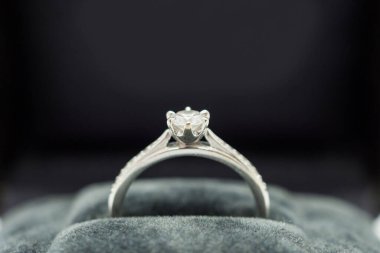 Lüks nikah yüzüğünü mücevher kutusuna koy.