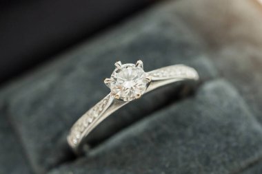 Lüks nikah yüzüğünü mücevher kutusuna koy.