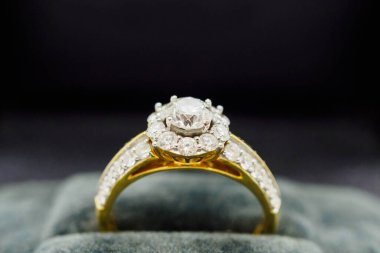 Lüks nikah yüzüğünü mücevher kutusuna koy.