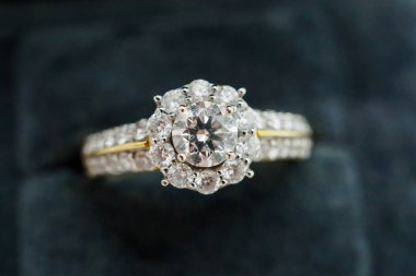 Lüks nikah yüzüğünü mücevher kutusuna koy.