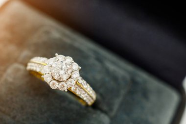 Lüks nikah yüzüğünü mücevher kutusuna koy.