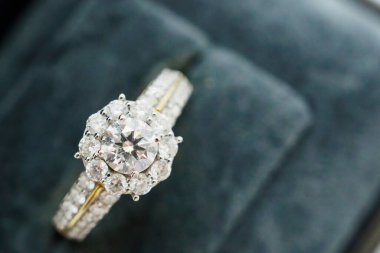 Lüks nikah yüzüğünü mücevher kutusuna koy.