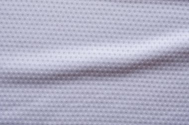 Beyaz kumaşlı spor giyimli futbol forması, hava ağı desenli.