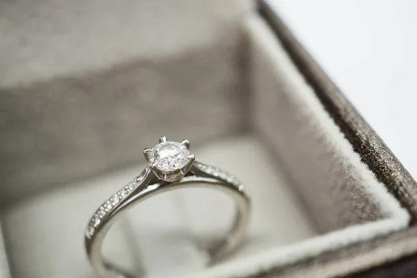 Närbild Lyx Bröllop Diamant Ring Smycken Presentförpackning — Stockfoto