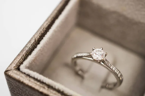 Zbliżenie Luksusowy Pierścionek Diament Ślubny Pudełku Biżuterią — Zdjęcie stockowe