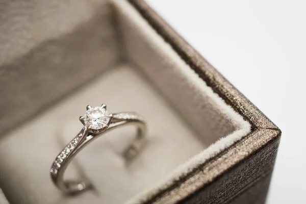 Zblízka Luxusní Svatební Diamantový Prsten Šperku Dárkové Krabice — Stock fotografie
