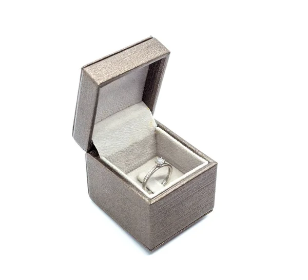 Bague Diamant Dans Boîte Cadeau Bijoux Isolé Sur Fond Blanc — Photo