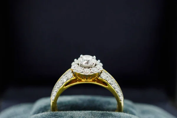 Крупним Планом Розкішне Весільне Діамантове Кільце Подарунковій Коробці — стокове фото