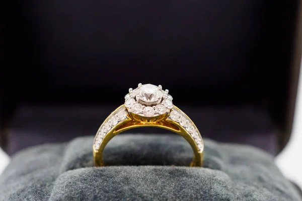 Zblízka Luxusní Svatební Diamantový Prsten Šperku Dárkové Krabice — Stock fotografie