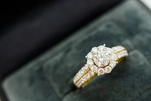 Close Luxury Wedding Diamond Ring Jewelry Gift Box — Stock Photo, Image
