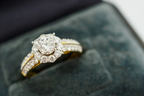 Fermer Bague Diamant Mariage Luxe Dans Une Boîte Cadeau Bijoux — Photo