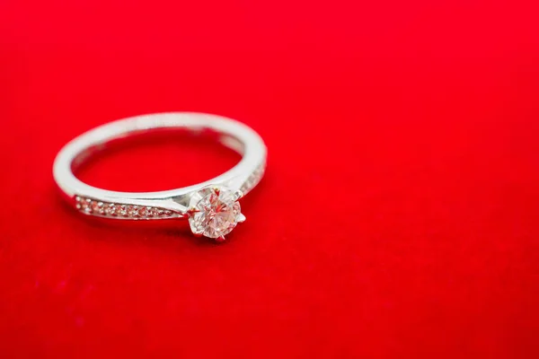 Närbild Lyx Bröllop Diamant Ring Röd Sammet Bakgrund — Stockfoto