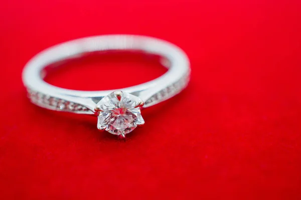 Zbliżenie Luksusowy Pierścionek Diament Ślubny Czerwonym Aksamitnym Tle — Zdjęcie stockowe