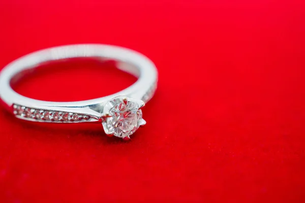 Närbild Lyx Bröllop Diamant Ring Röd Sammet Bakgrund — Stockfoto