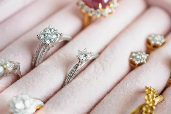 Arany Ezüst Gyémánt Drágakő Gyűrű Fülbevaló Luxus Ékszerdobozban — Stock Fotó